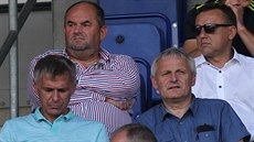 Jablonecký prezident Miroslav Pelta (vlevo nahoře) sleduje z tribuny zápas... Jablonecký prezident Miroslav Pelta (vlevo nahoře) sleduje z tribuny zápas...