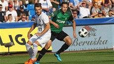 Ostravský Milan Jirásek (vlevo) v souboji s jabloneckým Vojtěchem Kubistou. Ostravský Milan Jirásek (vlevo) v souboji s jabloneckým Vojtěchem Kubistou.