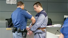 Čtyřiatřicetiletý Česlav Hurina, kterému hrozí za vraždu dvanáct až dvacet let... Čtyřiatřicetiletý Česlav Hurina, kterému hrozí za vraždu dvanáct až dvacet let...
