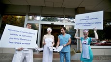 Aktivisté u antimonopolního úřadu protestovali kvůli zadávání zakázek v... Aktivisté u antimonopolního úřadu protestovali kvůli zadávání zakázek v...