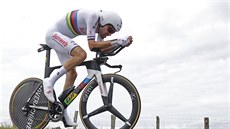 Tom Dumoulin v dresu mistra svta bhem asovky na Tour de France.