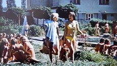 Snímek z filmu Údolí krásných žab. Záběry vznikaly mimo jiné i na koupališti v... Snímek z filmu Údolí krásných žab. Záběry vznikaly mimo jiné i na koupališti v...