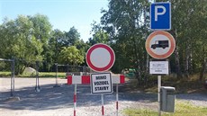 Velká odstavná plocha u kulturního domu Ostrov je nyní oplocena. Změnila se ve... Velká odstavná plocha u kulturního domu Ostrov je nyní oplocena. Změnila se ve...
