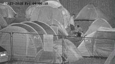 Dvou mladých mužů, kteří v pátek nad ránem vnikali do cizích stanů, si všimla... Dvou mladých mužů, kteří v pátek nad ránem vnikali do cizích stanů, si všimla...