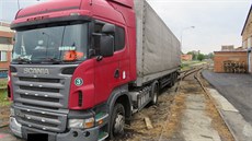 Kamion skončil v Otrokovicích na kolejích železniční vlečky. Kamion skončil v Otrokovicích na kolejích železniční vlečky.