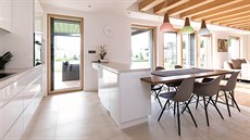 Jemné kontrasty. Chladný, elegantní kámen a domácky působící dřevo; čisté... Jemné kontrasty. Chladný, elegantní kámen a domácky působící dřevo; čisté...