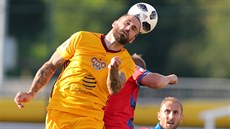 Jan Holenda (vlevo) z Dukly v souboji s plzeňským soupeřem. Jan Holenda (vlevo) z Dukly v souboji s plzeňským soupeřem.