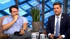 Reportér David Weigel (vlevo) zpovídá kongresmana Matta Gaetze (vpravo) v... Reportér David Weigel (vlevo) zpovídá kongresmana Matta Gaetze (vpravo) v...