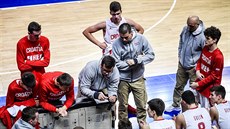 Dino Repeša (v šedé mikině se založenýma rukama) při své zatím poslední štaci -... Dino Repeša (v šedé mikině se založenýma rukama) při své zatím poslední štaci -...