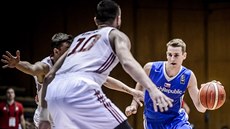 Český mládežnický reprezentant Jakub Tůma (v modrém) v zápase s Polskem Český mládežnický reprezentant Jakub Tůma (v modrém) v zápase s Polskem