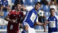 Boleslavský útočník Nikolaj Komličenko (vpravo) a Jan Štěrba z Olomouce v... Boleslavský útočník Nikolaj Komličenko (vpravo) a Jan Štěrba z Olomouce v...