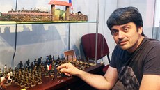 Vedoucí holýšovského domu historie Josef Hais ukazuje současnou expozici hraček... Vedoucí holýšovského domu historie Josef Hais ukazuje současnou expozici hraček...