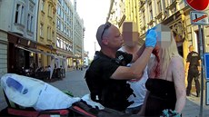 Spor kvůli psovi. Naštvaná žena udeřila půllitrem jinou ženu, jejíž pes štěkal. Spor kvůli psovi. Naštvaná žena udeřila půllitrem jinou ženu, jejíž pes štěkal.