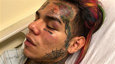 Raper Tekashi69 po útoku skonil v nemocnici (New York, 22. ervence 2018).