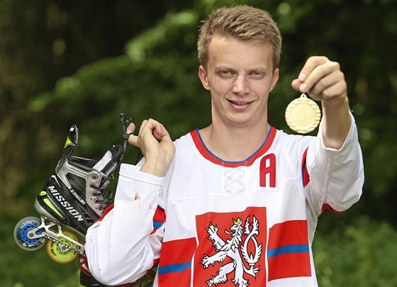 Jakub Bernad oslavil s eským národním týmem titul mistra svta v inline hokeji.