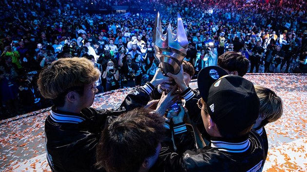 Tým London Spitfire vyhrál první ročník OWL. Tým London Spitfire vyhrál první ročník OWL.