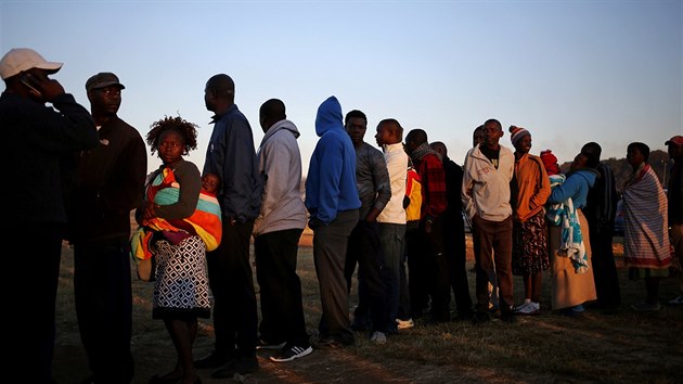 Ji od rna se ped volebnmi mstnostmi v hlavnm mst Harare i na dalch mstech tvoily fronty. (30. ervence 2018)