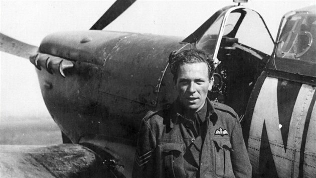 Ladislav Valouek ped sthakou Spitfire v dob sluby u 310. eskoslovensk sthac perut RAF