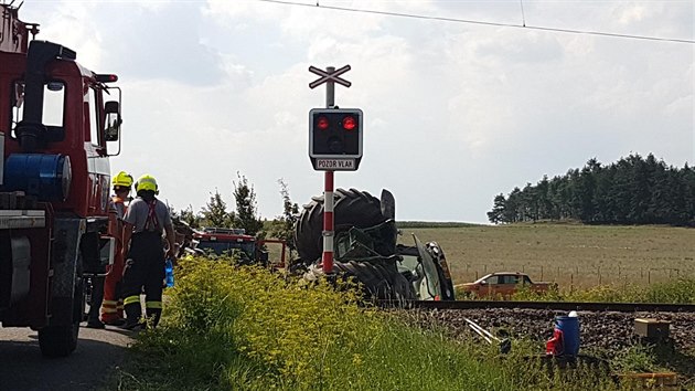 Po srce vlaku s traktorem u Smrkovic na Psecku vykolejil vlak. (31. ervence 2018)