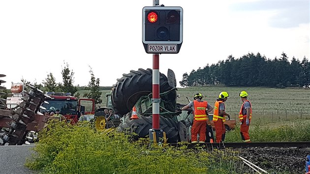 Po srce vlaku s traktorem u Smrkovic na Psecku vykolejil vlak.