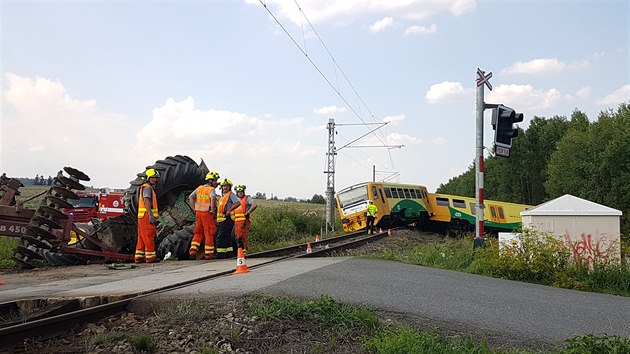 Po srce vlaku s traktorem u Smrkovic na Psecku vykolejil vlak.