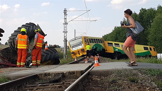Po srce vlaku s traktorem u Smrkovic na Psecku vykolejil vlak.