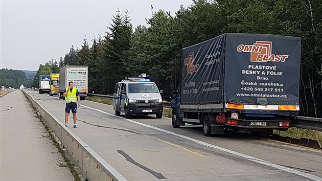 Nehoda nkolika kamion v zen na 103. kilometru D1. V pondl rno uzavela u Vtrnho Jenkova dlnici na Prahu.
