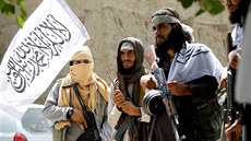 Bojovníci afghánského Tálibánu oslavují pímí v provincii Nangarhár (16....