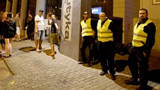 Antikonfliktní tým ve žlutých vestách ve Znojmě dohlíží na místa, kam se o... Antikonfliktní tým ve žlutých vestách ve Znojmě dohlíží na místa, kam se o...