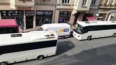 Obyvatelé Varšavské ulice si stěžují na řidiče zájezdových autobusů. Obyvatelé Varšavské ulice si stěžují na řidiče zájezdových autobusů.