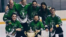 Hráči Bohemians s pohárem mistrů v rinkbandy. Hráči Bohemians s pohárem mistrů v rinkbandy.