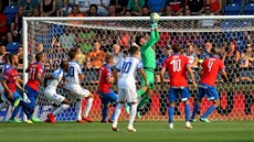 Plzeňský brankář Matúš Kozáčik chytá míč. Plzeňský brankář Matúš Kozáčik chytá míč.