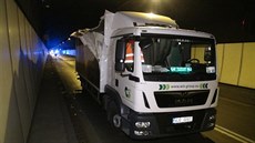 Ve Strahovském tunelu zavadil nákladní vůz o ventilaci. (24.7.2018) Ve Strahovském tunelu zavadil nákladní vůz o ventilaci. (24.7.2018)