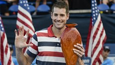 John Isner se raduje ze svého pátého triumfu na turnaji v Atlantě. John Isner se raduje ze svého pátého triumfu na turnaji v Atlantě.