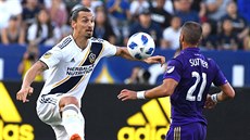 Zlatan Ibrahimovic (vlevo) z Los Angeles Galaxy proti Scottu Sutterovi z... Zlatan Ibrahimovic (vlevo) z Los Angeles Galaxy proti Scottu Sutterovi z...