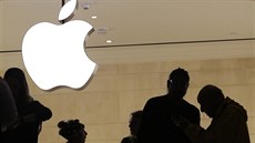 Zákazníci vstupují do prodejny Apple, New York (30. 7. 2018).