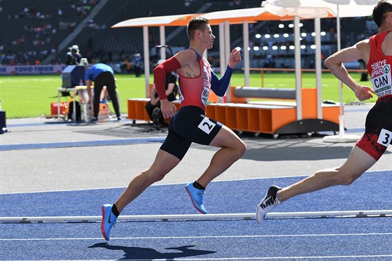 Pavel Maslák (íslo 2) v rozbhu na 400 metr na ME v Berlín.