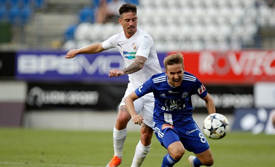 Plzeský Milan Petela (vlevo) fauluje Davida Housku (v modrém) z Olomouce.