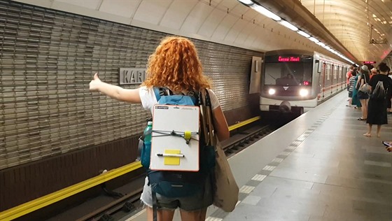 Strojvedoucí praského metra pustil na poátku srpna do kabiny  dv dívky, které si svou jízdu natoily na telefon a zveejnily video na internetu.