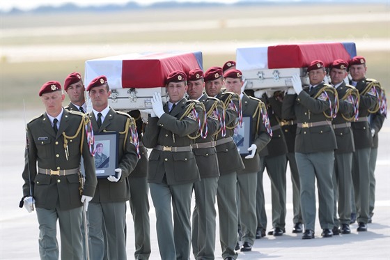 Pietní ceremoniál pi píletu ostatk tí eských voják padlých v Afghánistánu...