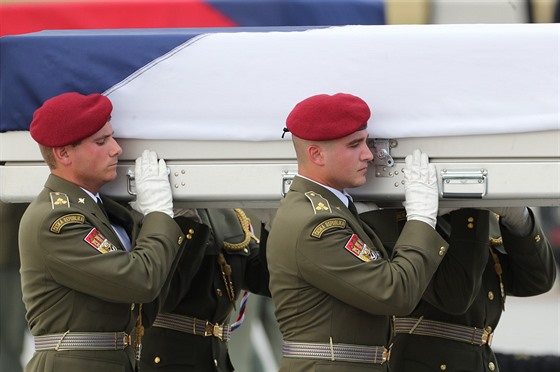 Pietní ceremoniál pi píletu ostatk tí eských voják padlých v Afghánistánu...