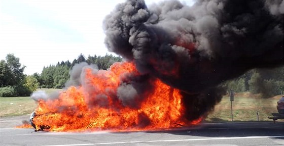 U Mlýnce na Tachovsku shoela dodávka, vlek se dvma auty lidé staili odpojit....