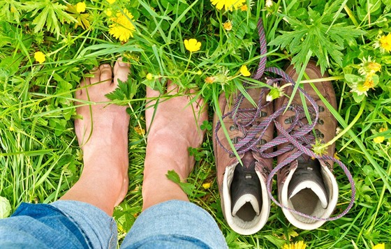Nohám prospívají pírodní povrchy jako je tráva nebo písek, s tmi umlými ve...
