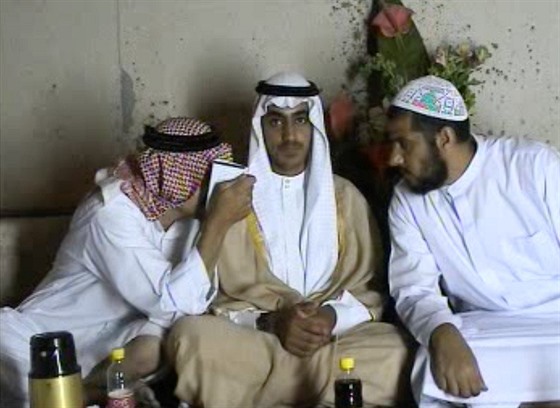 Syn Usámy bin Ládina Hamza (uprosted) na nedatovaném archivním snímku.