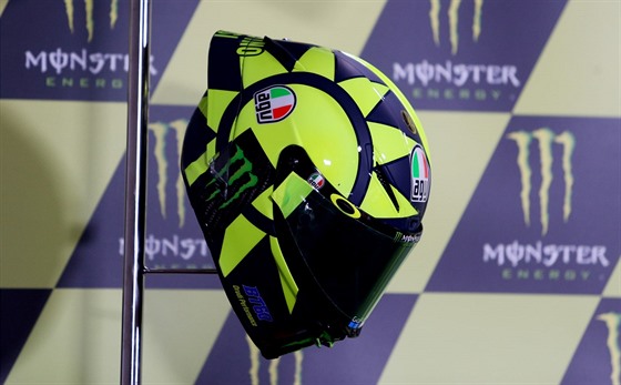 Valentino Rossi pinesl na tiskovou konferenci v Brn svou pílbu.