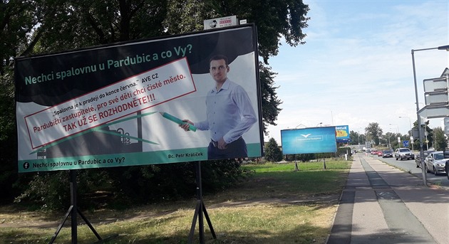 Silnice a chodníky v Pardubicích u nyní lemují billboardy, které mají...