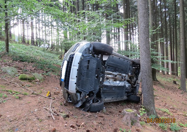 idi neudrel auto na lesní cest, pevrátil se s ním mezi stromy (4. srpna...