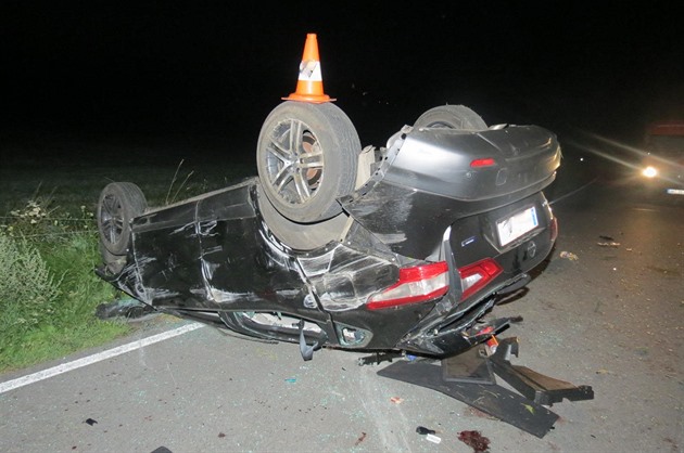 Dvacetiletý idi vyjel pi prjezdu zatákou ze silnice. Auto narazilo do...