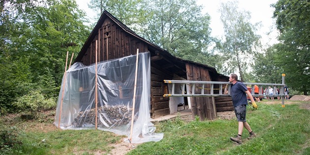 V ronovském skanzenu odstartovala termosanace Chalupy z Prlova.