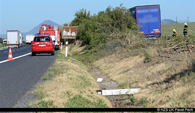 Kamion, který na Litomicku vyjel z dálnice.